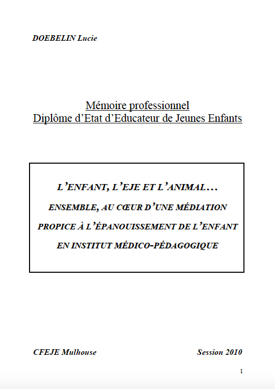 Un animal de compagnie aux côtés de l'enfant